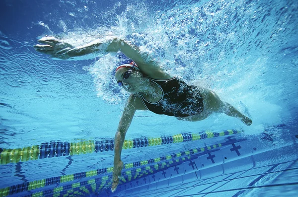 Femme nageuse nageant dans la piscine Photo De Stock