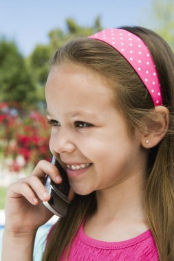 cep telefonu kullanan genç kız