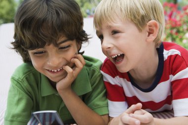 cep telefonu ile genç erkek