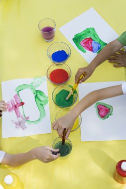 Resim yapan çocuklar.