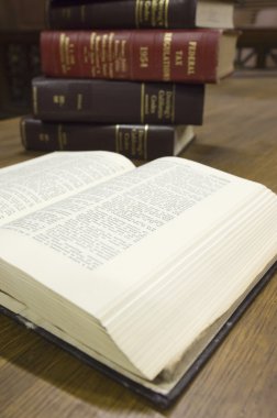 Mahkeme salonunda yasal kitaplar