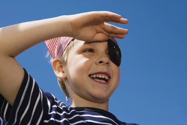 Kleine jongen spelen piraat — Stockfoto