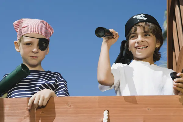 Piccoli ragazzi che giocano a pirata — Foto Stock