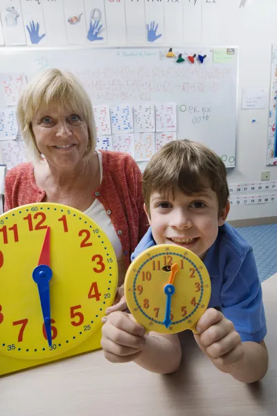 小さな男の子の時間を伝えることを学ぶ — ストック写真