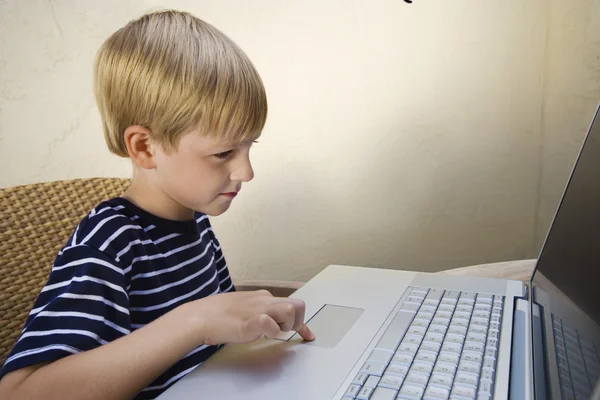 Niño usando ordenador portátil — Foto de Stock