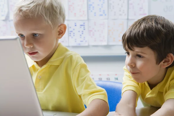 Skolpojkar som använder en bärbar dator — Stockfoto