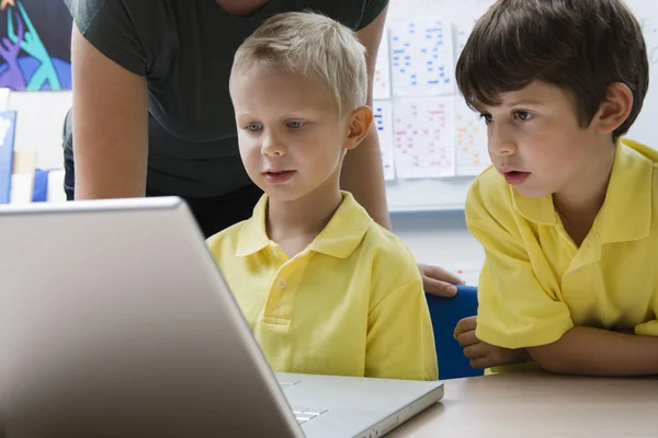 Schooljongens leren van computertechnologie — Stockfoto