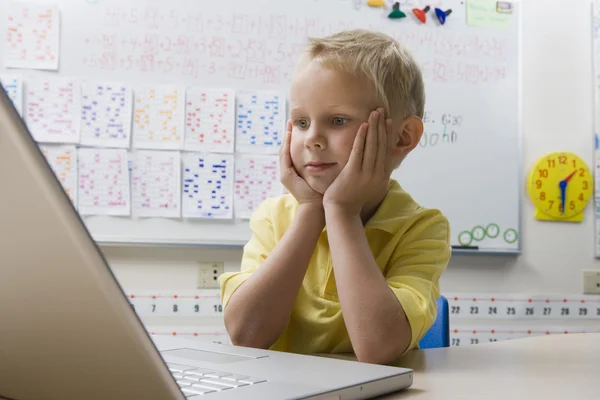 Skolpojke använder en bärbar dator — Stockfoto