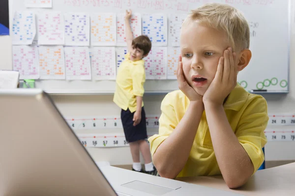 Skolpojke använder en bärbar dator — Stockfoto