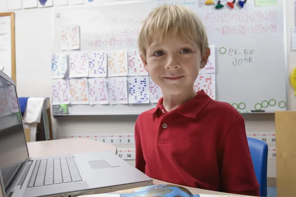 Skolpojke använder en bärbar dator — Stockfoto