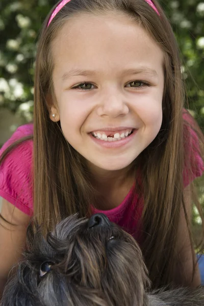 ペットの犬を持つ少女 — ストック写真