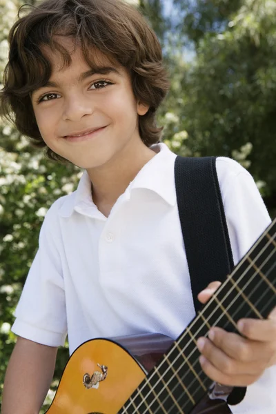 Мальчик играет на гитаре — стоковое фото