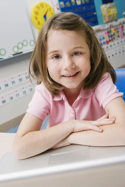 Meisje met behulp van een laptop — Stockfoto