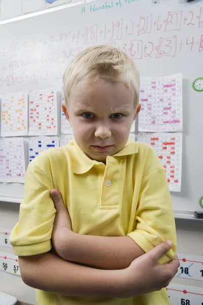 Irritado menino na sala de aula — Fotografia de Stock