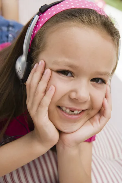 Chica feliz escuchando música — Foto de Stock