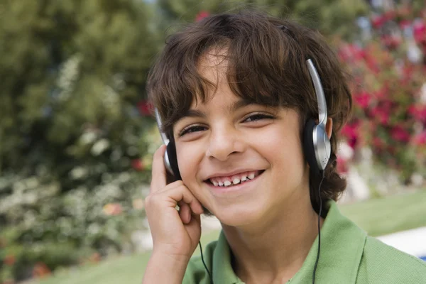 Pojken lyssnar musik — Stockfoto