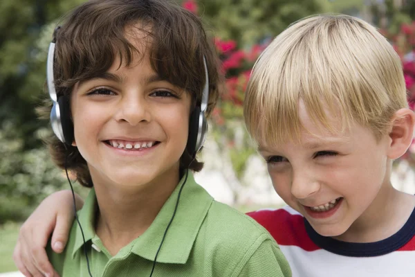 Boy Listening Música com Amigo — Fotografia de Stock