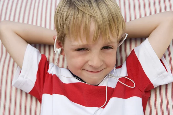 音楽を聴く少年 — ストック写真