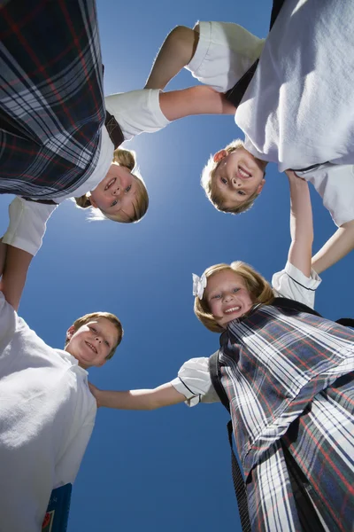 Amigos da escola formando Huddle — Fotografia de Stock