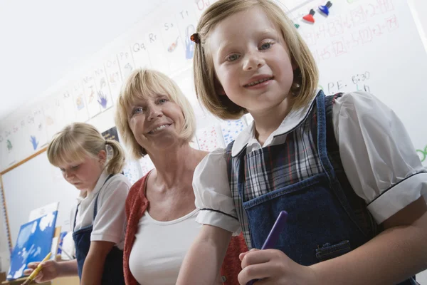Teacher And Elementary Students — Stock Photo, Image