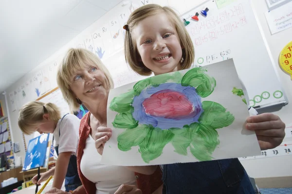 Grundschüler zeigt Malerei — Stockfoto