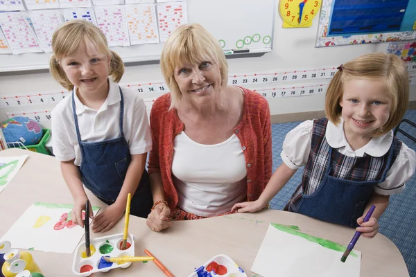 Lärare med eleverna i konst klass — Stockfoto