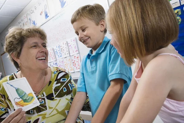 Lehrer mit Schülern im Klassenzimmer — Stockfoto