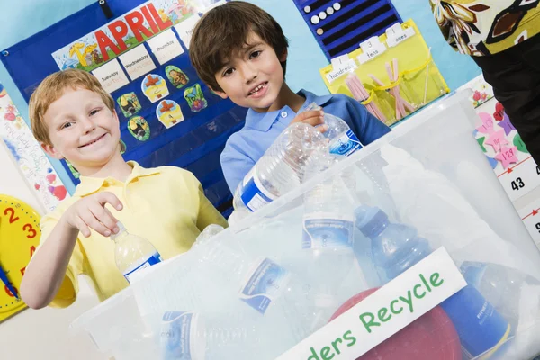 Étudiants du primaire avec contenant de recyclage — Photo