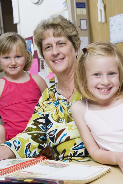 Teacher With Elementary Students — Stock Photo, Image