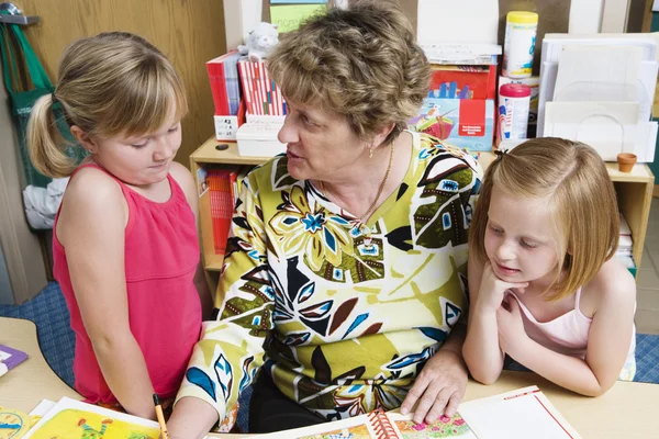 Enseignant avec des élèves du primaire — Photo