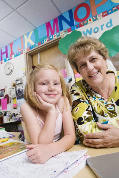 Teacher With Elementary Student — Stock Photo, Image
