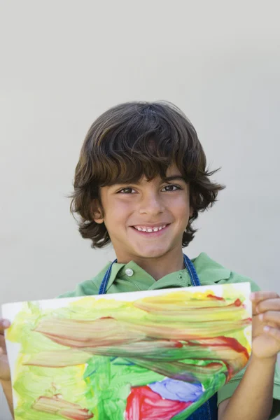 Glücklicher Junge zeigt sein Gemälde — Stockfoto