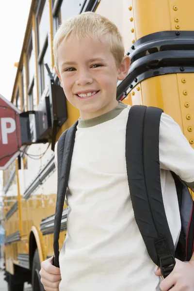 Pojke står vid skolbussen — Stockfoto