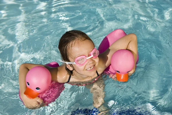 Menina nadando com patos de água — Fotografia de Stock