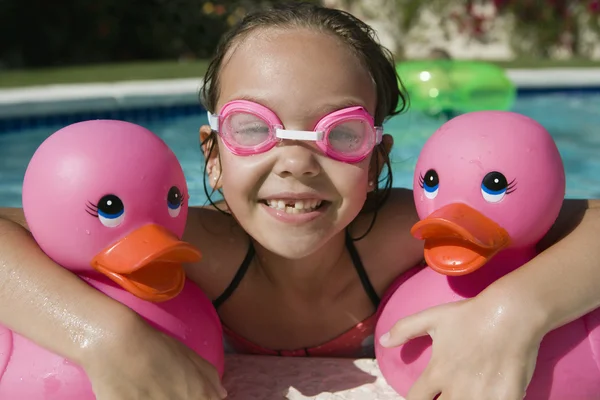 Felice ragazza a bordo piscina — Foto Stock