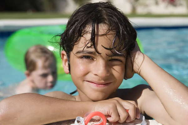 Glad liten pojke i poolen — Stockfoto