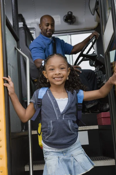 Dziewczyna wysiąść autobusem szkolnym — Zdjęcie stockowe