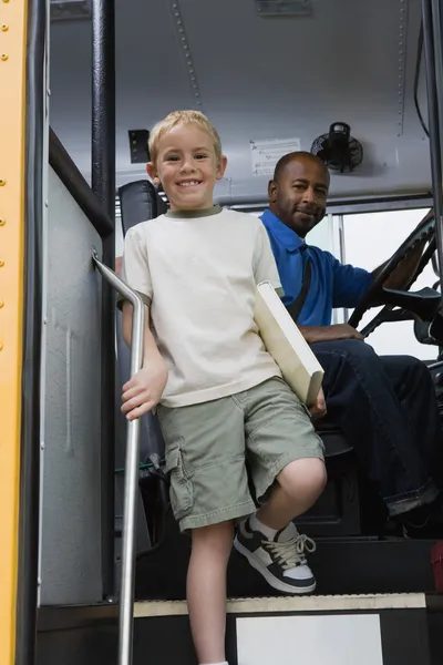 Liten pojke få upp skolbuss — Stockfoto