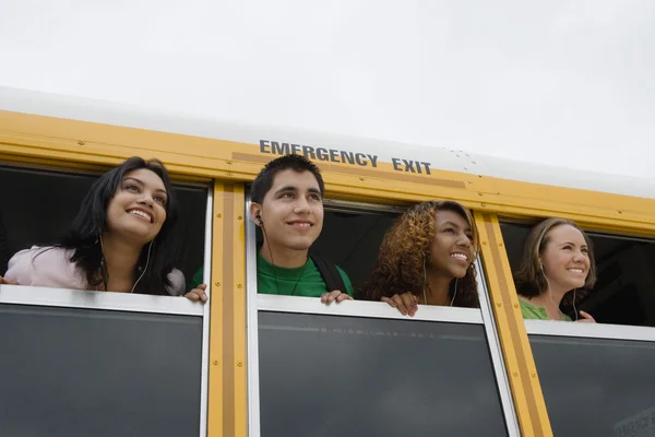 Estudantes em um ônibus escolar — Fotografia de Stock