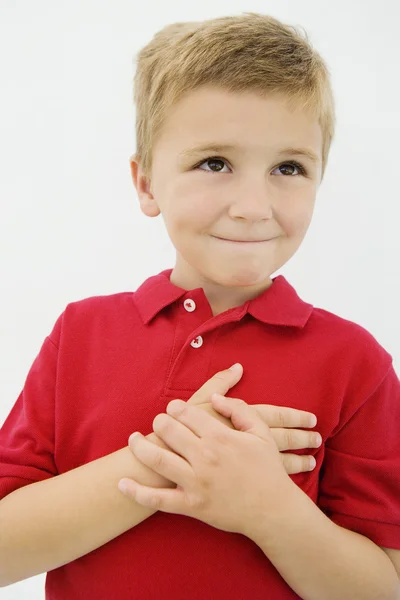 Kleiner Junge mit der Hand am Herzen — Stockfoto