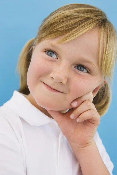 Pequeña niña pensativa — Foto de Stock