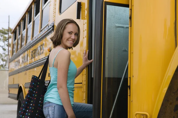 Adolescente menina chegando no ônibus escolar — Fotografia de Stock