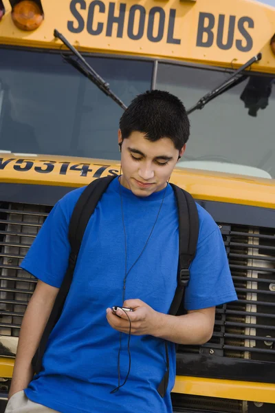 Adolescente chico escuchando a MP3 Player —  Fotos de Stock