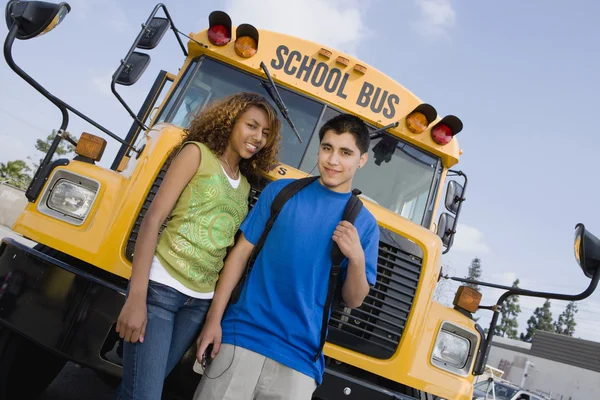 Jugendliche mit Schulbus — Stockfoto