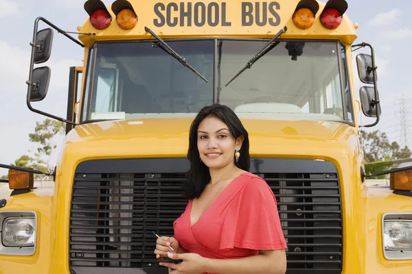 Tonåring flicka av skolbussen — Stockfoto