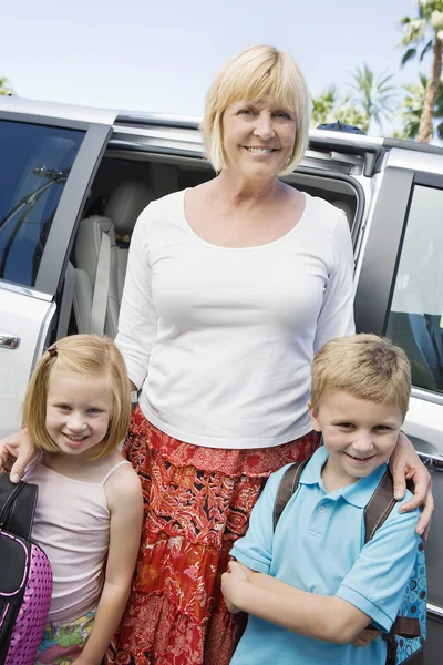 Grand-mère avec des enfants — Photo