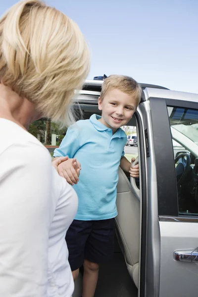 Grootmoeder drijvende kleinzoon naar school — Stockfoto