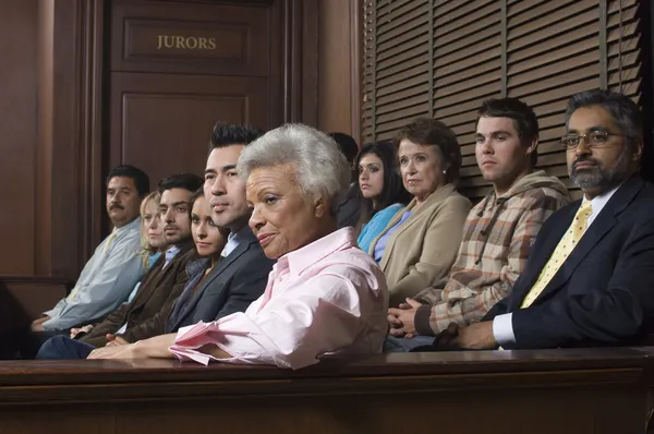 Jurados sentados en la sala del tribunal — Foto de Stock