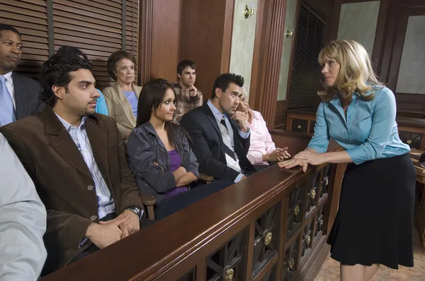 Vrouwelijke advocaat adressering jury — Stockfoto