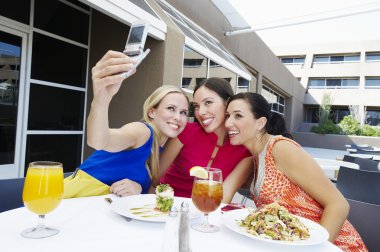 kendi kendine portre çekici güzel arkadaşlar